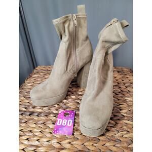 Melrose and Market Emerson Women's 8 M Beige Suede Block Heel Platform Bootie